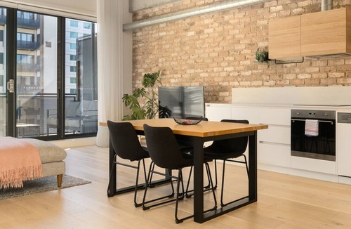 Phillip Apartment | Sunlit 1BR Retreat, Shops and Cafés at Doorstep
