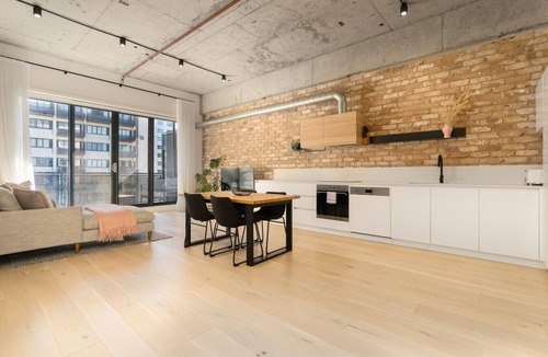 Phillip Apartment | Sunlit 1BR Retreat, Shops and Cafés at Doorstep