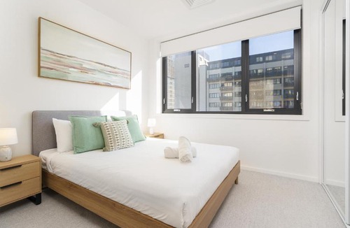 Phillip Apartment | Sunlit 1BR Retreat, Shops and Cafes at Doorstep