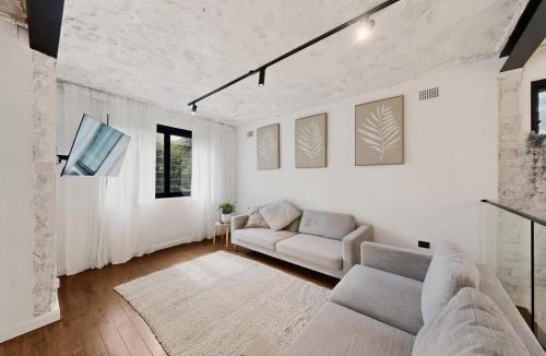 Cronulla Apartment | Sunlit 3-Bed Coastal Stay with Private Deck