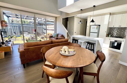 Mansfield House | Sunny 2BR Townhouse, Mansfield High Street