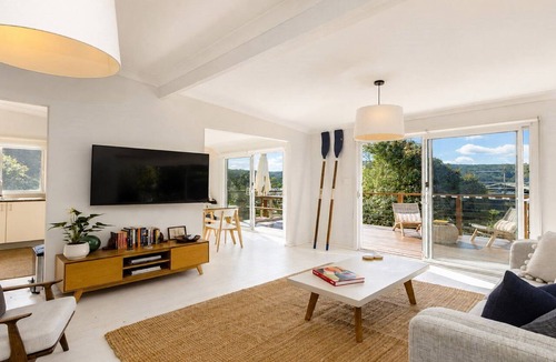 Hardys Bay House | Sunny Bayside Cottage - Walk to bay and village