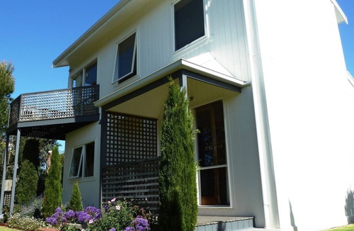 Torquay House | Sunny, cosy, private cottage by the beach
