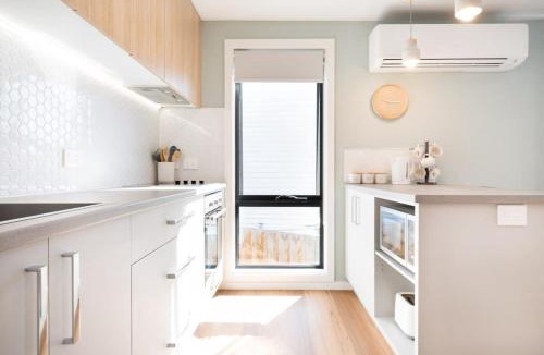 West Launceston Apartment | Sunny Delight: WiFi & Parking