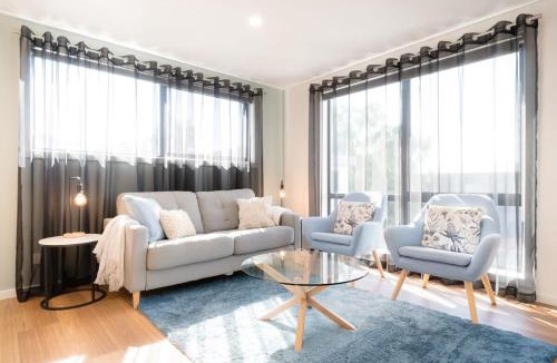 West Launceston Apartment | Sunny Delight: WiFi & Parking