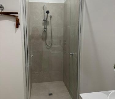 Mooroolbark House | Sunny Nook Townhouse by Mooroolbark Train Stop Ground Floor Self Check-in