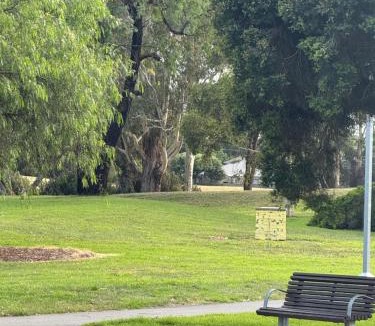 Mooroolbark House | Sunny Nook Townhouse by Mooroolbark Train Stop Ground Floor Self Check-in