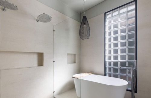 Windsor House | Sunny Serenity in Prime Location off Chapel St