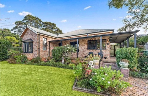 Bulli House | Sunny three bedroom home in Bulli with a beautiful garden
