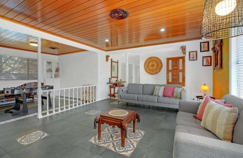Dubbo House | Sunrise on Sovereign - Retro Family Entertainer