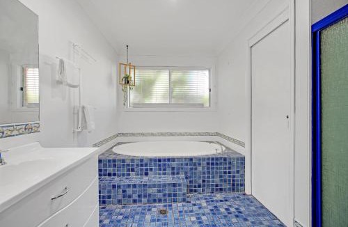Dubbo House | Sunrise on Sovereign - Retro Family Entertainer