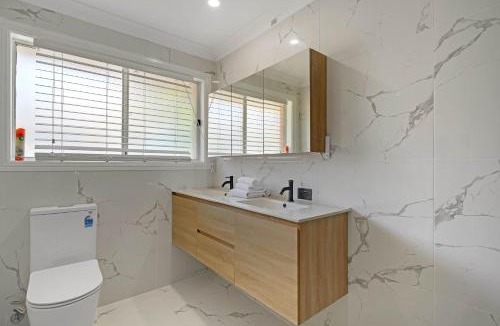 Dubbo House | Sunrise on Sovereign - Retro Family Entertainer