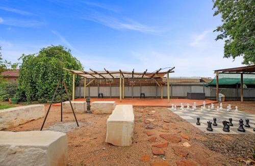 Dubbo House | Sunrise on Sovereign - Retro Family Entertainer