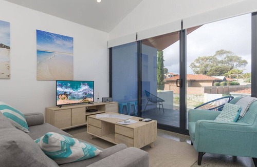 Marmion Apartment | Sunset Apartments - Blue Apt! 2BR - 100m to shops.