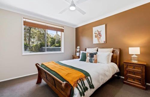 St. Georges Basin House | Sunset on Loralyn by Book Jervis Bay