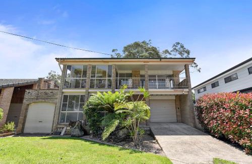 St. Georges Basin House | Sunset on Loralyn by Book Jervis Bay