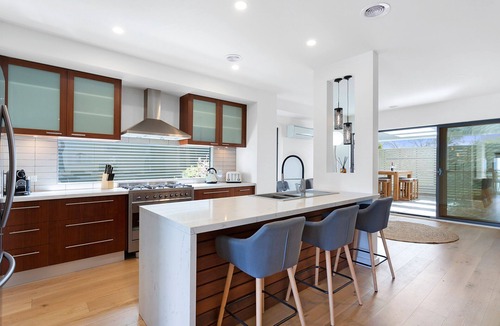 Rye House | Sunset on the Hill - large house with spa and view