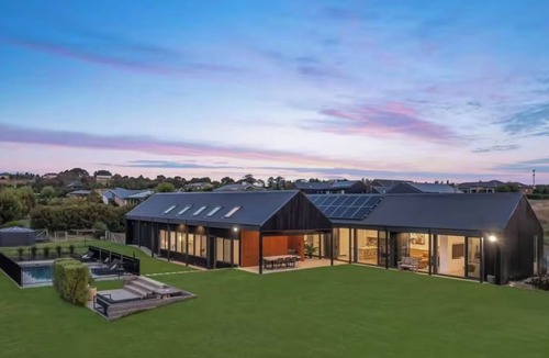 Orange House | Sunset Ridge Retreat, stunning views, pool and sauna