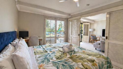 Scarborough Apartment | Sunset Shores Scarborough King Bed Beachfront