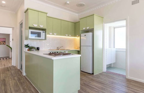 Forster House | Sunset Sisters - Lakefront Villas - Forster
