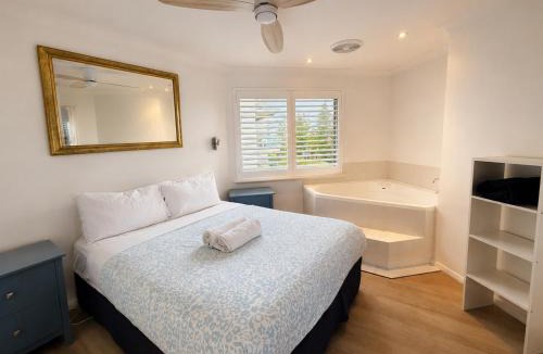 Scarborough Apartment | Sunset Spa Escape - Ocean Views