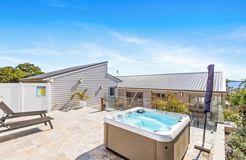 Corlette House | Sunset Views and Spa Nights – Lux Home Steps to the Beach