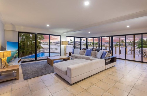 Broadbeach Waters House | Sunset Waters- Wrap-around Point Position with Wide Water Views