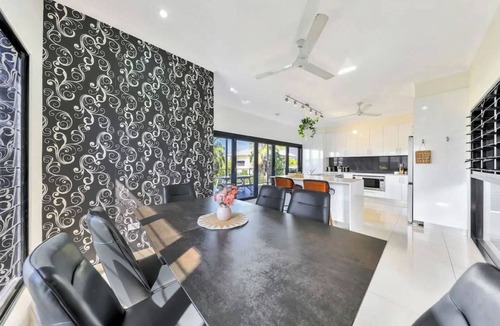 Stuart Park House | Sunsets & City Skyline Views with Pool