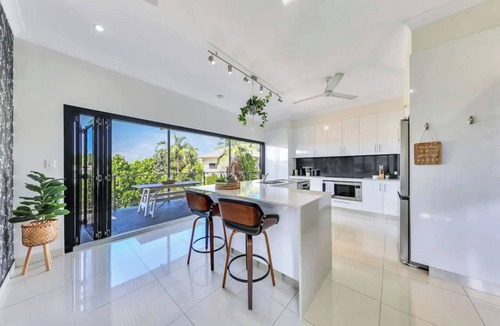Stuart Park House | Sunsets & City Skyline Views with Pool