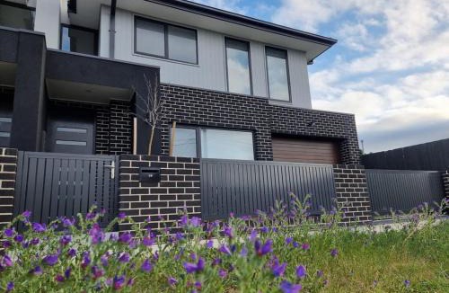 Sunshine House | Sunshine house - Modern home in great location