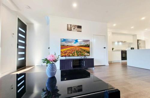 Sunshine House | Sunshine house - Modern home in great location