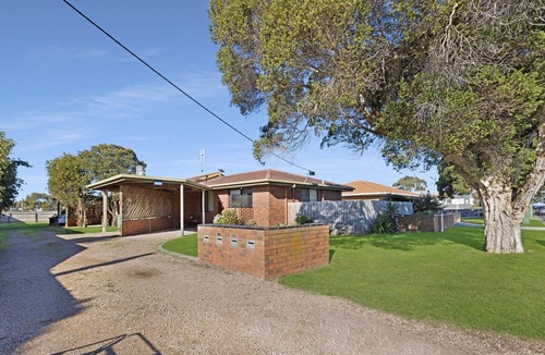 Paynesville House | Sunstar: Park the car and enjoy the best of Paynesville on foot
