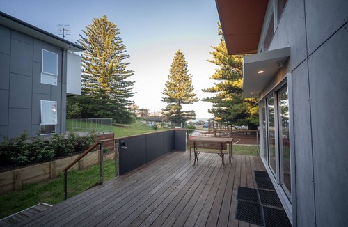 Macmasters Beach House | Surf Inn - Beach front