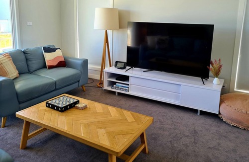 Catherine Hill Bay House | Surfside Retreat - New home 500m walk to the beach