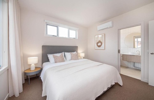 McCrae House | Surrey Sunset Sanctuary in McCrae