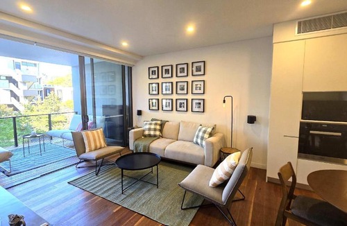 Rosebery Apartment | Swanky 2 bed apt with parking - easy city access