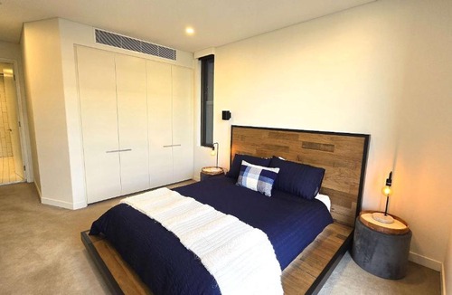 Rosebery Apartment | Swanky 2 bed apt with parking - easy city access