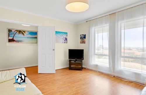 Victor Harbor House | Sweeping Ocean Views 4BR on One Acre