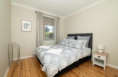 Orange House | Sweet Caroline Sunny & Spacious Sleeps 6