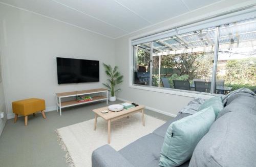Orange House | Sweet Caroline Sunny & Spacious Sleeps 6