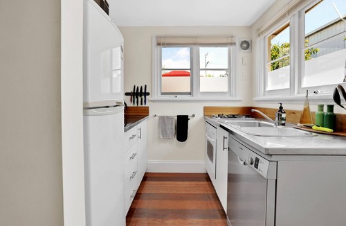 Launceston CBD Cottage | Sweet Dreams Cottage - Wifi, Netflix + Courtyard