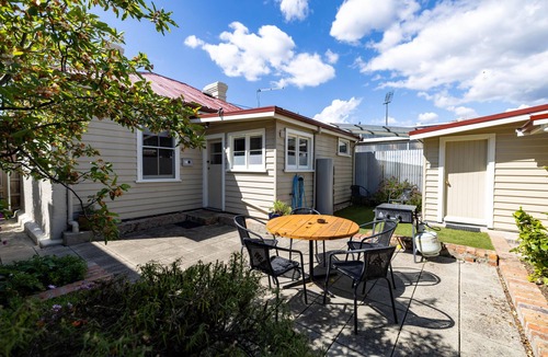 Launceston CBD Cottage | Sweet Dreams Cottage - Wifi, Netflix + Courtyard