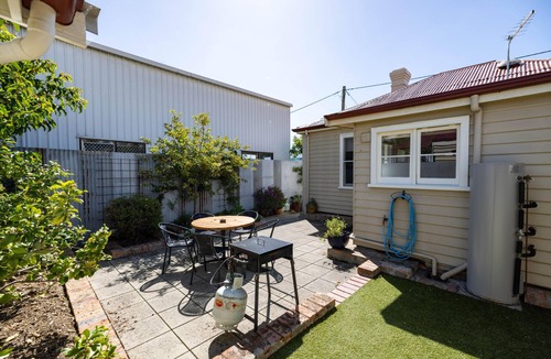 Launceston CBD Cottage | Sweet Dreams Cottage - Wifi, Netflix + Courtyard