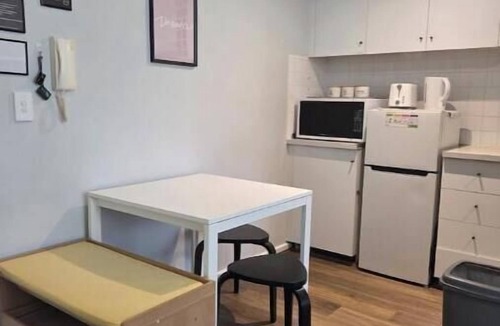 North Melbourne Apartment | Sweet studio in North Melbourne with parking.