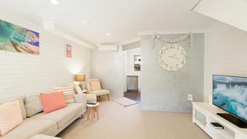 Copacabana House | Swells At Copa - Stroll To The Beach and Shops