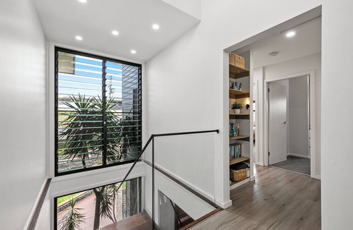 Swansea Apartment | Swells On Northcote. Newly completed 3 Bed 2 Bath premium accommodation