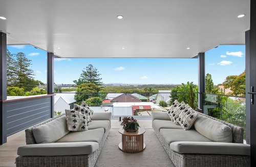 Swansea Apartment | Swells On Northcote. Newly completed 3 Bed 2 Bath premium accommodation