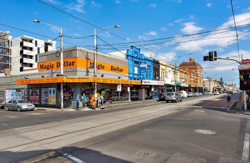 Brunswick Apartment | Sydney Rd Beauty. Brunswick train 300m, trams, wifi, parking & Netflix