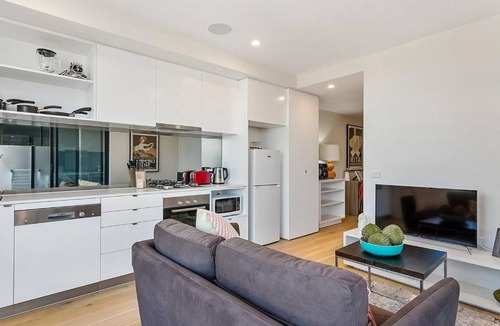 Brunswick Apartment | Sydney Rd Beauty. Brunswick train 300m, trams, wifi, parking & Netflix