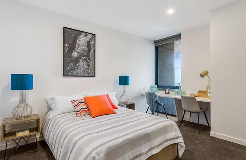 Brunswick Apartment | Sydney Rd Beauty. Brunswick train 300m, trams, wifi, parking & Netflix